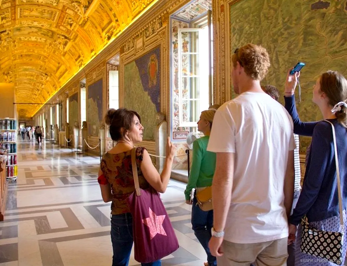 Galería de los Mapas tranquila en la visita con acceso anticipado a la Capilla Sixtina