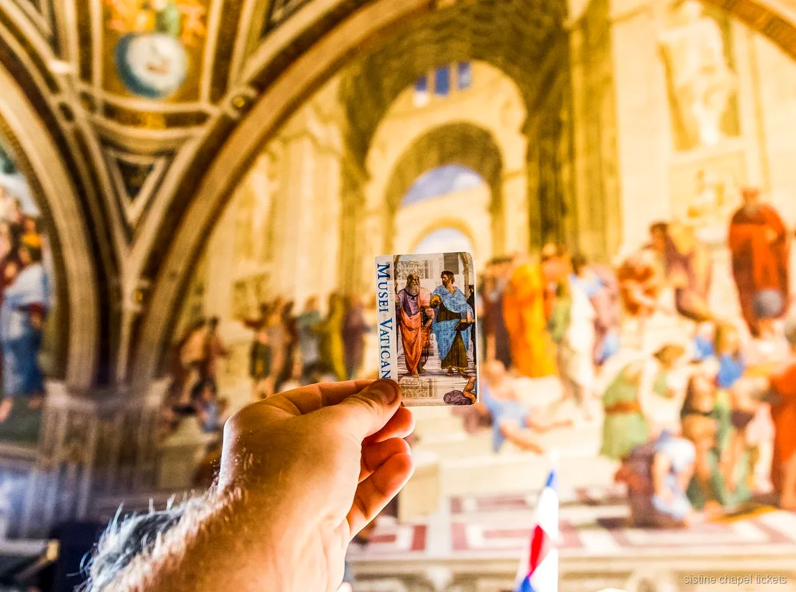Visitatore che usa l'app dell'audioguida sul telefono nel biglietto per la Cappella Sistina