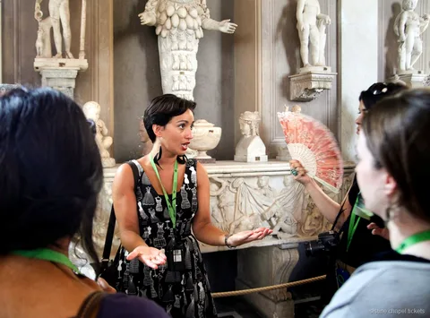 Visitatori nelle sale dei Musei Vaticani prima della Cappella Sistina