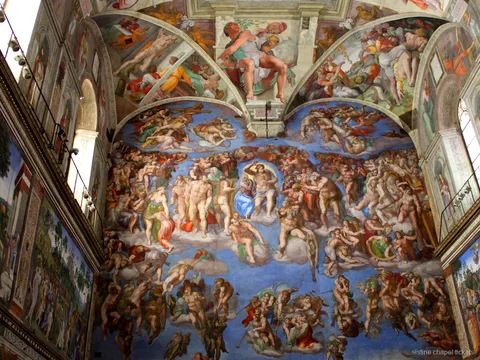 Accompagnatore che aiuta i visitatori all'ingresso salta fila dei Musei Vaticani