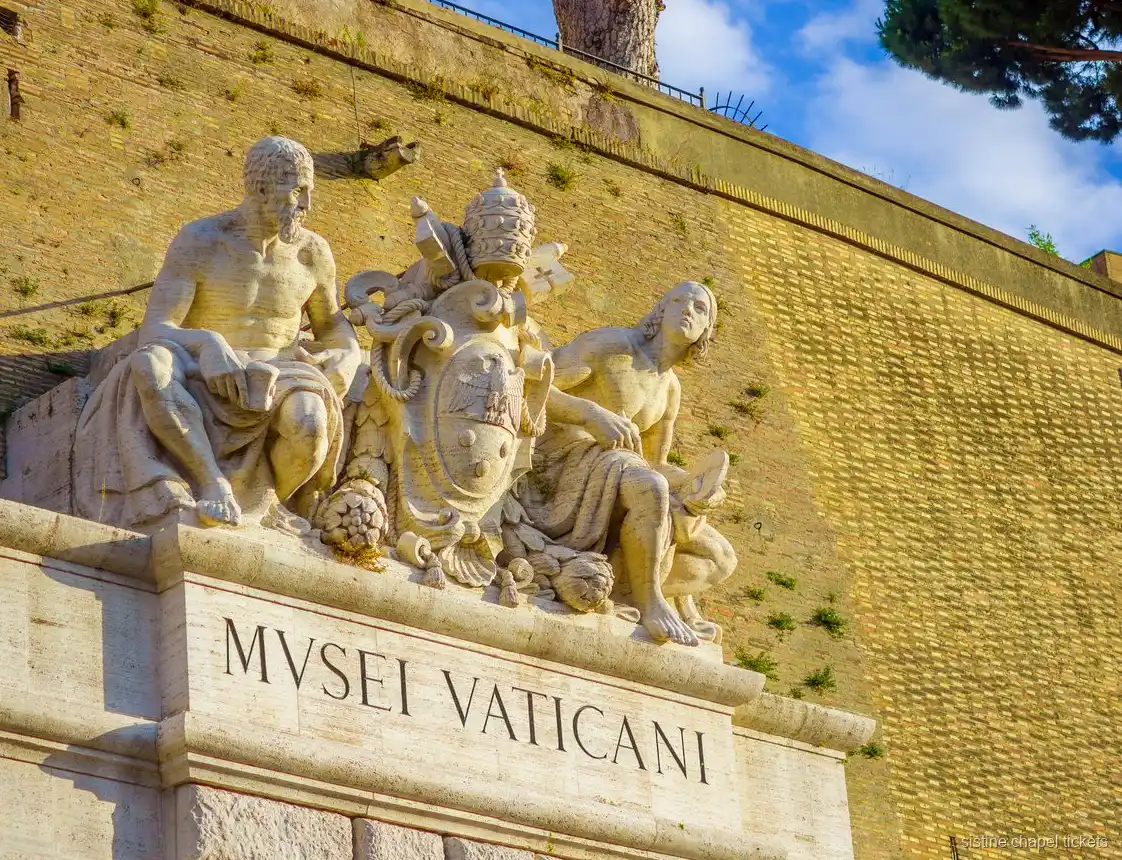 Visitatori lungo il percorso museale a senso unico verso la Cappella Sistina