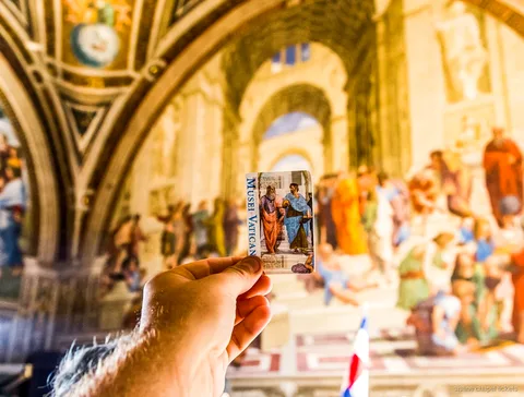 Visitante a usar a aplicação de audioguia no bilhete da Capela Sistina