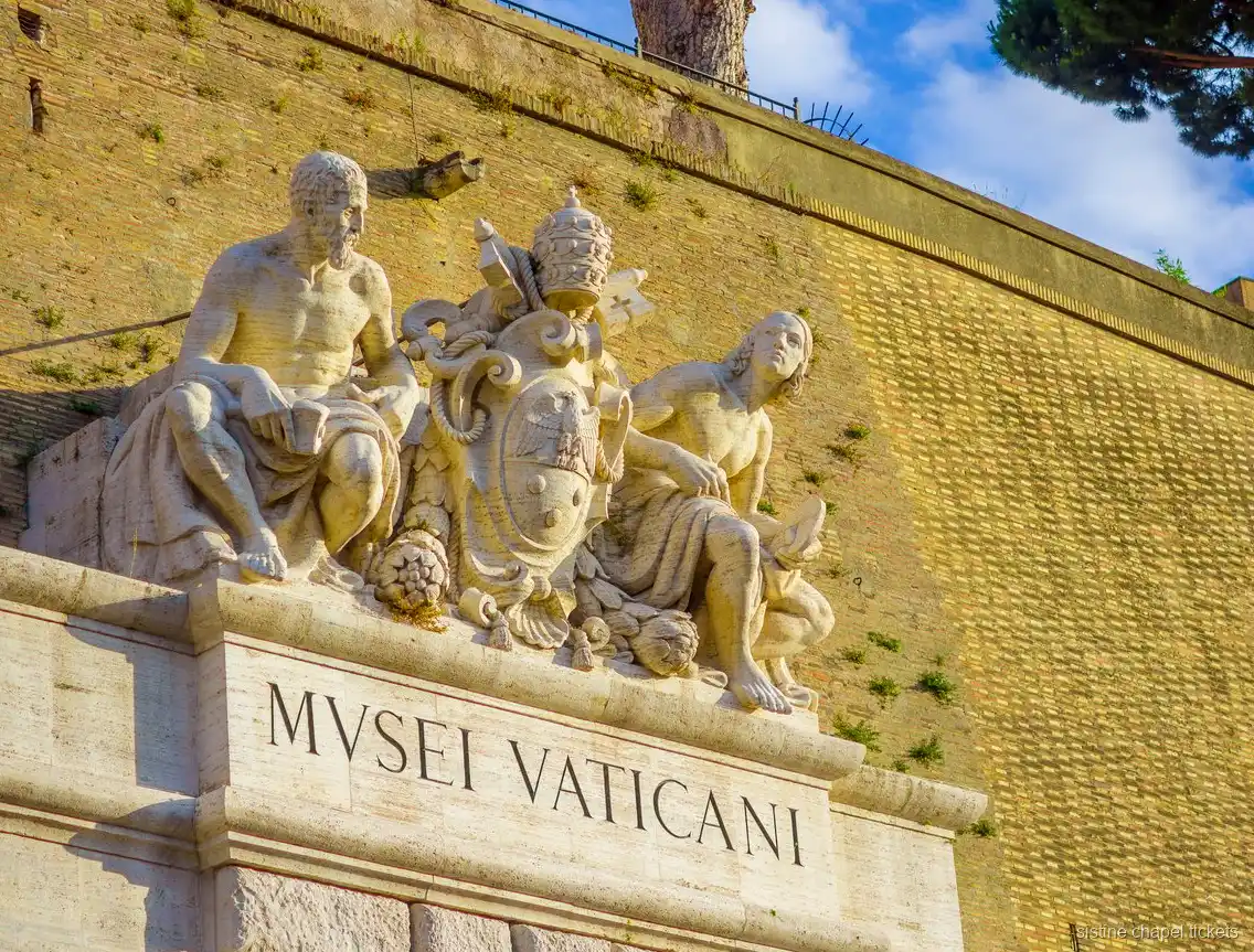 Visitantes a percorrer o percurso de sentido único do museu até à Capela Sistina