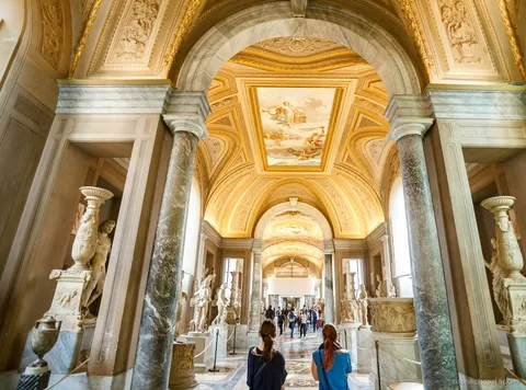 Fila de entrada nos Museus Vaticanos para bilhetes da Capela Sistina em Roma