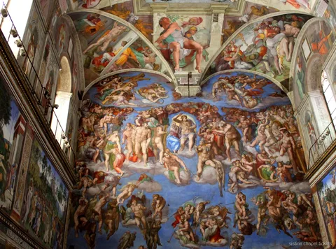 Accompagnement du personnel aidant des visiteurs à l'entrée coupe-file des Musées du Vatican