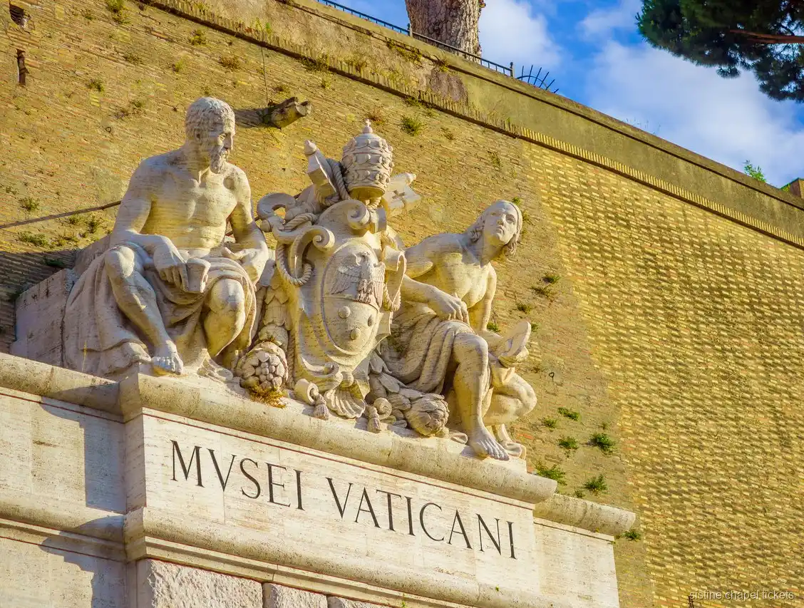Visiteurs parcourant le musée à sens unique vers la chapelle Sixtine