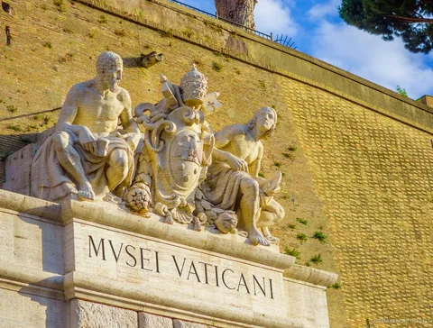 Besøgende går den ensrettede museumsrute mod Det Sixtinske Kapel