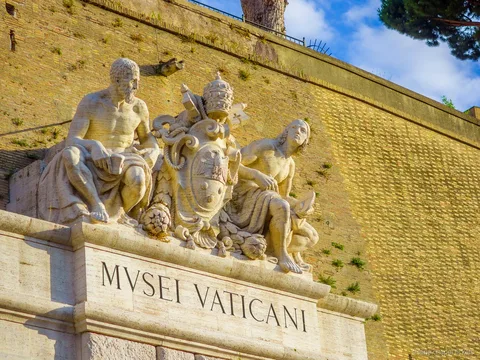 Visitors walking the one-way museum route toward the Sistine Chapel