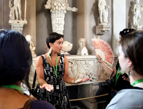 Bezoekers verkennen de zalen van de Vaticaanse Musea voor de Sixtijnse Kapel