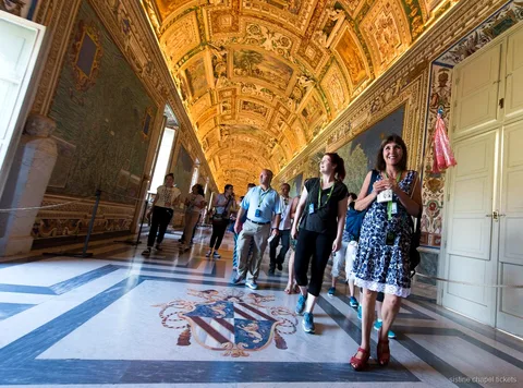 Kleine groep loopt de Vaticaanse Musea binnen voor openingstijd