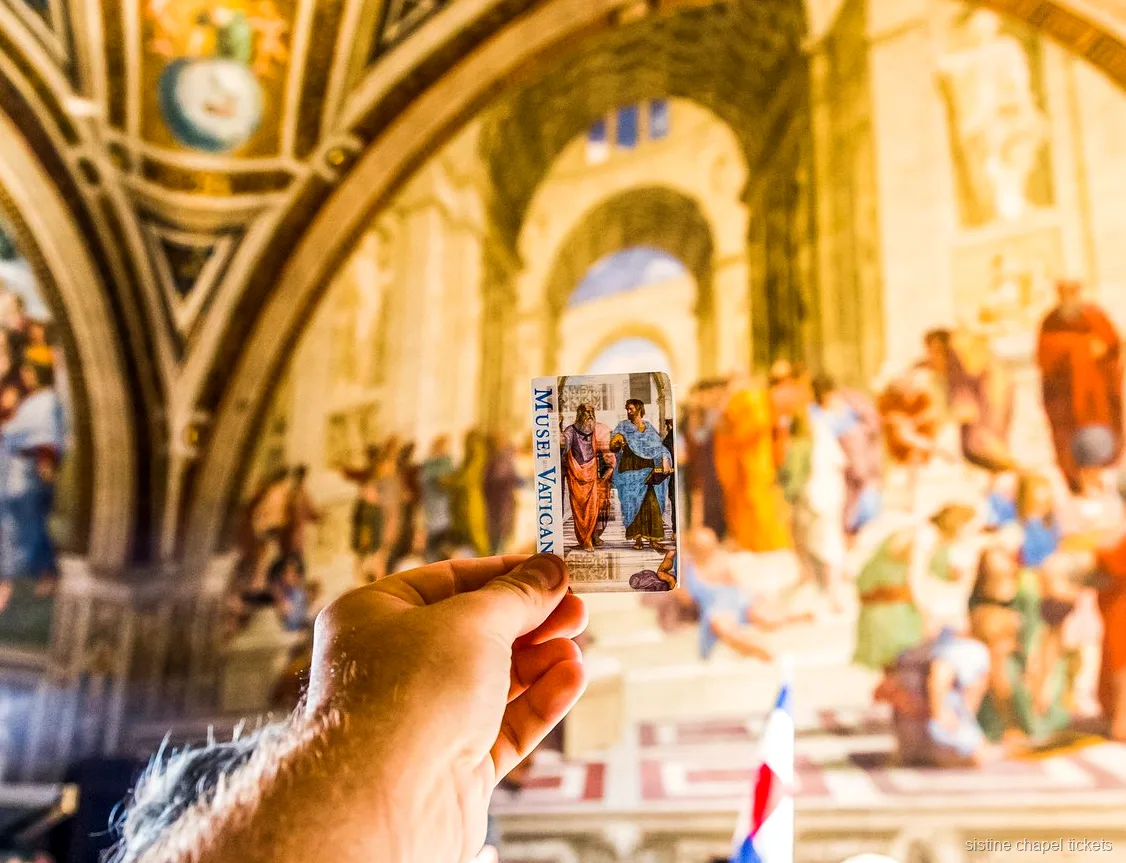 Besucherin nutzt die Audioguide-App auf dem Sixtinische Kapelle Ticket