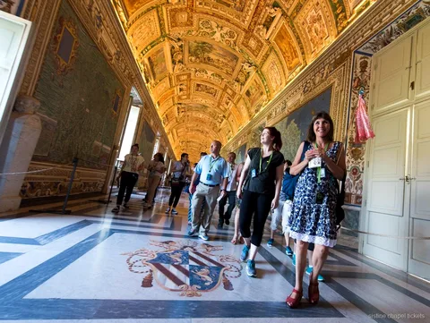 Liten grupp som går in i Vatikanmuseerna före öppningstid