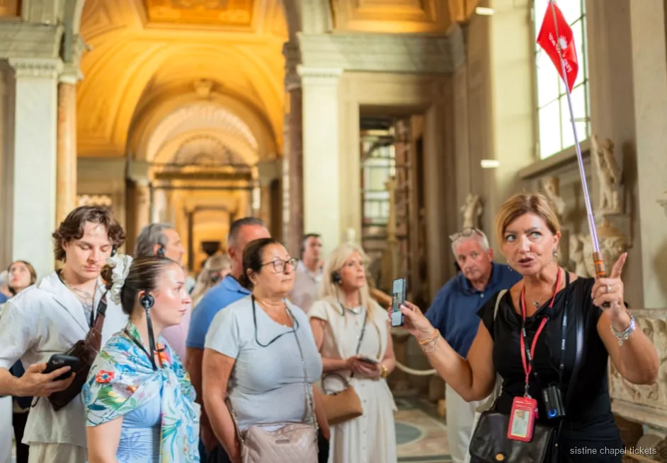 Kortgalleriets korridor på den guidede aftentur til Det Sixtinske Kapel