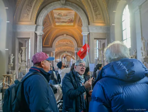 Sistine Şapeli ve Bazilika turunun sonunda görülen Aziz Petrus Meydanı