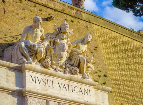 Ziyaretçiler Sistine Şapeli'ne giden tek yönlü müze rotasında yürüyor