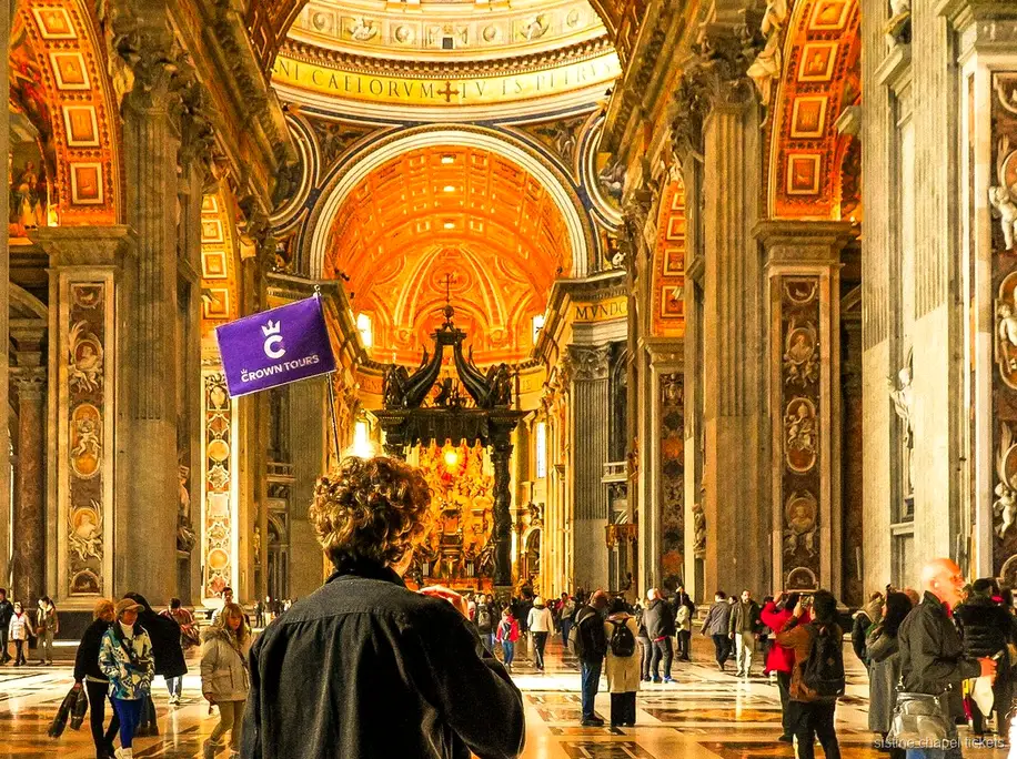 Rehber küçük bir grubu Vatikan Müzeleri ve Sistine Şapeli turunda yönlendiriyor