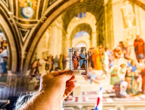 Vatikan Sistine Şapeli biletinde telefon sesli rehber uygulamasını kullanan ziyaretçi