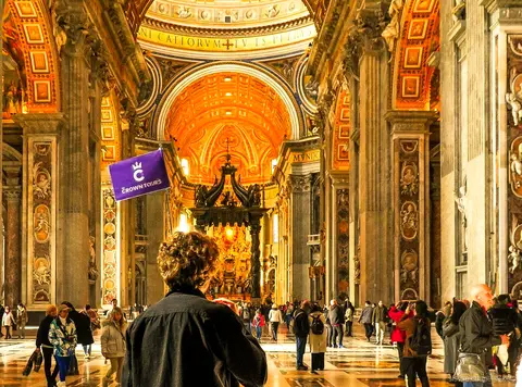 Guide führt eine kleine Gruppe durch die Vatikan Museen und Sixtinische Kapelle Führung