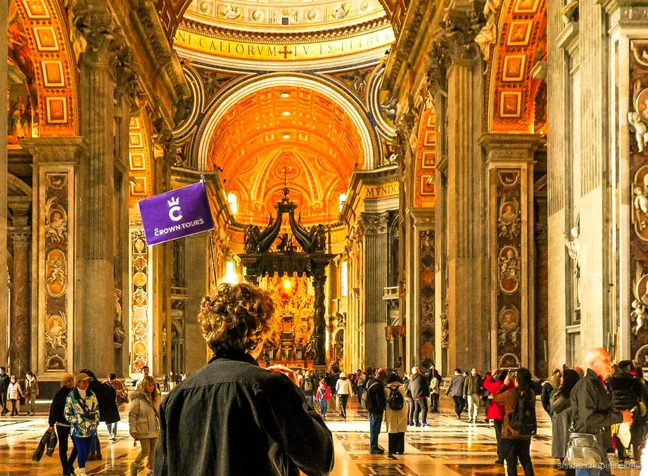 Guida che accompagna un piccolo gruppo in un tour dei Musei Vaticani e della Cappella Sistina