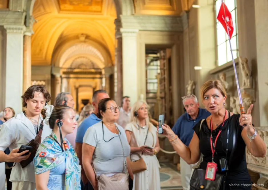 Pasillo de la Galería de los Mapas en la visita guiada nocturna a la Capilla Sixtina