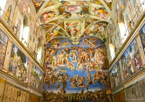 Galerie calme en soirée sur le parcours de la visite guidée de la chapelle Sixtine