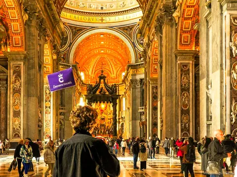 Guide menant un petit groupe sur une visite des Musées du Vatican et de la chapelle Sixtine